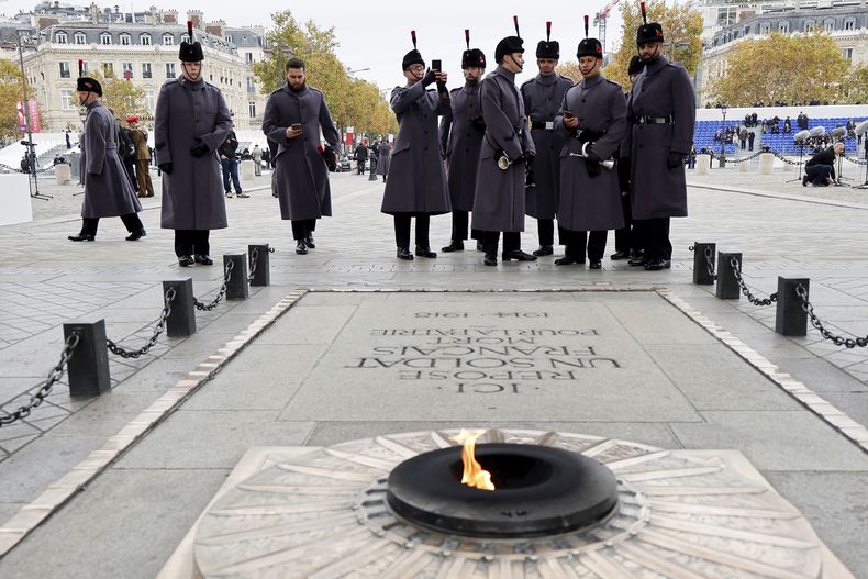 Soldados británicos observan la Tumba del Soldado Desconocido durante las conmemoraciones del 106º aniversario del Armisticio del 11 de noviembre de 1918, que puso fin a la Primera Guerra Mundial, en el Arco del Triunfo de París, el lunes 11 de noviembre de 2024. ( Ludovic Marin, Pool via AP)