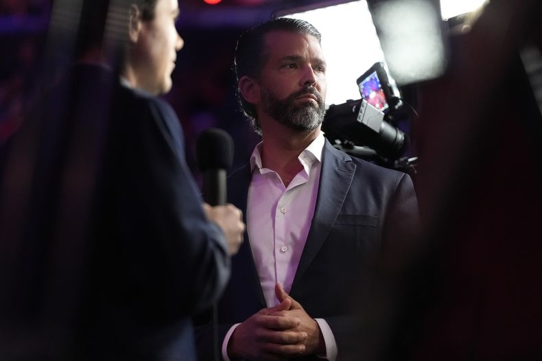 ARCHIVO - Donald Trump Jr. asiste a un evento de campaña de su padre, el candidato republicano a la presidencia, el expresidente Donald Trump, en Madison Square Garden, Nueva York, el 27 de octubre de 2024. (AP Foto/Julia Demaree Nikhinson, Archivo)
