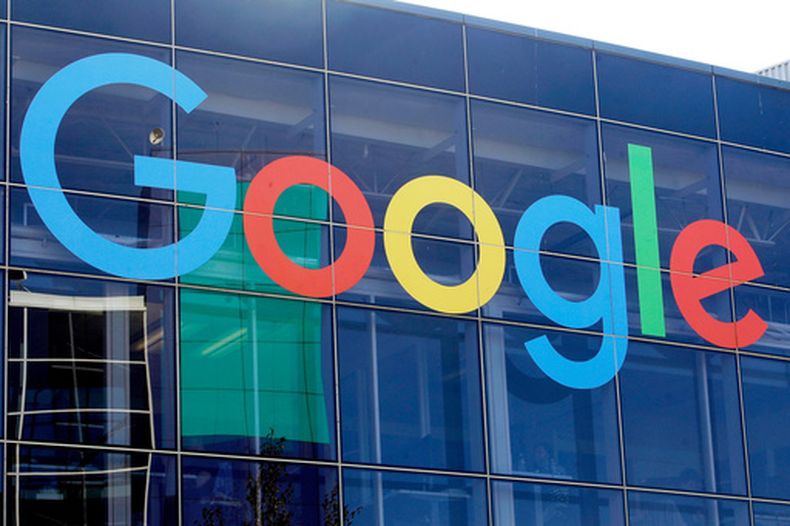 Un letrero de Google en un edificio ubicado dentro del complejo de la compañía, el 24 de septiembre de 2019, en Mountain View, California. (AP Foto/Jeff Chiu, Archivo)