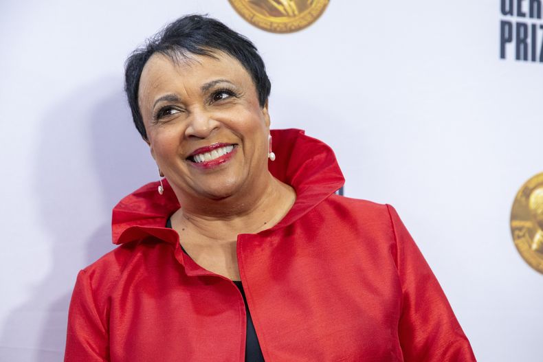 ARCHIVO – La bibliotecaria del Congreso de Estados Unidos, Carla Hayden, llega a la presentación de Premio Gershwin, que se otorgaría a Joni Mitchell, en el DAR Constitution Hall en Washington, el 1 de marzo de 2023. (AP Foto/Amanda Andrade-Rhoades, Archivo)