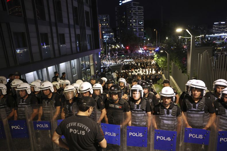 Policías turcos montan guardia mientras bloquean el acceso a la sede del principal partido opositor de Turquía, CHP, en Estambul, Turquía, el domingo 7 de septiembre de 2025. (AP Foto/Berk Ozkan)