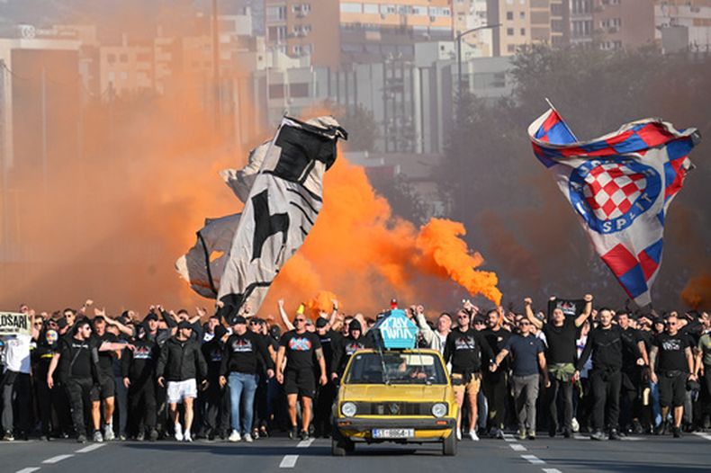 Hinchas de club croata Hajduk marchan hacia el estadio previo a un partido contra Ajax en la Conference League, el jueves 15 de octubre de 2025, en Split, Croacia. (AP Foto/Ante Cizmic)