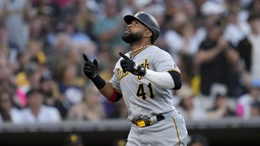 El dominicano de los Piratas de Pittsburgh Carlos Santana celebra tras conectar un cuadrangular de dos carreras en la tercera entrada del juego ante los Padres de San Digo el lunes 24 de julio del 2023. (AP Foto/Gregory Bull)