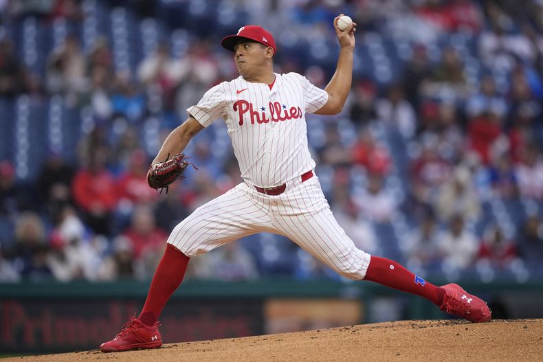 El venezolano Ranger Suárez, de los Filis de Filadelfia, lanza en el primer inning del juego del miércoles 15 de mayo de 2024, ante los Mets de Nueva York (AP Foto/Matt Slocum)