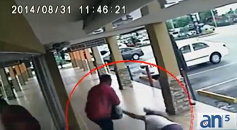 La policía de Hialeah está buscando a un hombre que asaltó y golpeó a una anciana en un pequeño centro comercial del oeste de la ciudad.