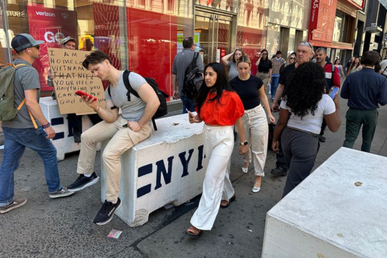 Se ha desplegado un estricto dispositivo de seguridad en las inmediaciones del Madison Square Garden de Nueva York, el lunes 8 de junio de 2026, con motivo de la asistencia del presidente Donald Trump al tercer partido de las Finales de la NBA entre los Knicks de Nuevas York y los Spurs de San Antonio. (Foto AP/Ted Shaffrey)