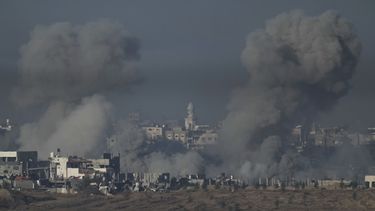 El humo se eleva tras un bombardeo israelí en la Franja de Gaza, vista desde el sur de Israel, el domingo 3 de diciembre de 2023. (AP Foto/Leo Correa)