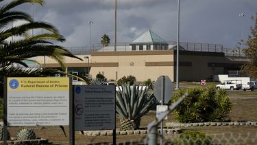 ARCHIVO - Vista de la penitenciaría federal en Dublin, California, EEUU, 5 de diciembre de 2022. Las fallas del sistema que permitieron la muerte en prisión del gangster Whitey Bulger y el financista Jeffrey Epstein también contribuyeron a la muerte de centenares de presos federales en los últimos años, según el informe de un organismo supervisor emitido el jueves 15 de febrero de 2024. (AP Foto/Jeff Chiu, File)