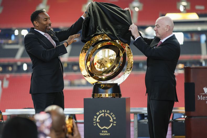 El alcalde de Atlanta Andre Dickens con el presidente de la FIFA Gianni Infantino devela el trofeo de la Copa Mundial de Clubes en conferencia de prensa en el Estadio Mercedes-Benz el lunes 14 de abril del 2025. (Miguel Martinez/Atlanta Journal-Constitution via AP)