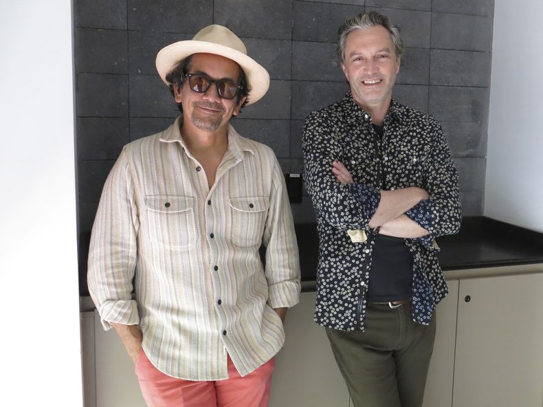 Jorge Villamizar, izquierda, y André Lópes de la banda estadounidense Bacilos posan para un retrato en la Ciudad de México el martes 28 de mayo de 2024. Bacilos se presentarán el concierto el 1 de junio. (Foto AP/Berenice Bautista)