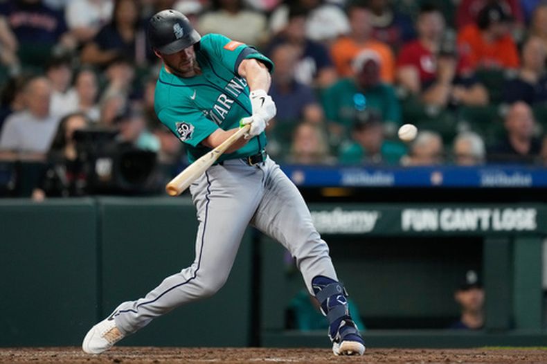 Mitch Garver, de los Marineros de Seattle, batea un jonrón en el juego del jueves 14 de mayo de 2026 ante los Astros de Houston (AP Photo/Ashley Landis)