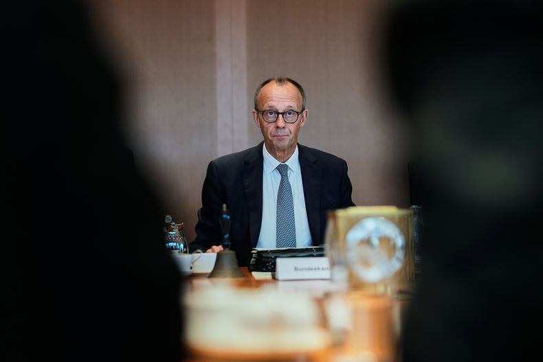 El canciller alemán Friedrich Merz en la cancillería en Berlín el 8 de octubre del 2025. (AP foto/Markus Schreiber)