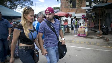 Venezolanos de clase media gastan sus ahorros en comida