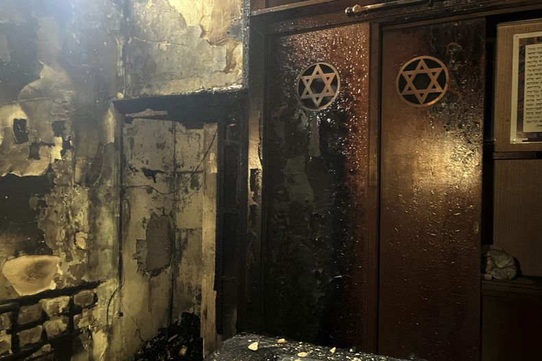 ARCHIVO - En la imagen, vista de los daños en el interior de una sinagoga, donde un hombre armado con un cuchillo y una barra de metal provocó supuestamente un incendio, en Rouen, Francia, el 17 de mayo de 2024. (AP Foto/Oleg Cetinic, archivo)