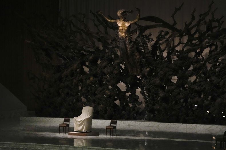 La silla del papa Francisco está cubierta con una manta al final de una audiencia en el salón Pablo VI del Vaticano, el sábado 3 de junio de 2023. (Foto AP/Gregorio Borgia)
