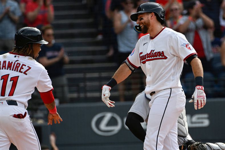 José Ramírez (11), de los Guardianes de Cleveland, felicita a Daniel Schneemann, derecha, por su cuadrangular de dos carreras frente a Tarik Skubal, abridor de los Tigres de Detroit, durante la tercera entrada del juego de béisbol de Grandes Ligas, el sábado 13 de junio de 2026, en Cleveland. (AP Foto/Phil Long)