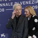 Kevin Kline, de izquierda a derecha, Cate Blanchett y el director Alfonso Cuarón posan en la sesión fotográfica de la serie de televisión Disclaimer durante la 81ª edición del Festival de Cine de Venecia en Venecia, Italia, el jueves 29 de agosto de 2024. (Foto Joel C Ryan/Invision/AP)