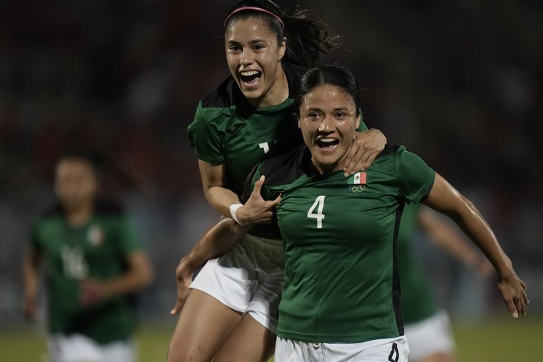 La mexicana Rebeca Bernal celebra con sus compañeros tras anotar ante Chile en el encuentro por la medalla de oro en los Juegos Panamericanos de Chile el viernes 3 de noviembre del 2023. (AP Foto/Eduardo Verdugo)