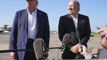 El presidente Donald Trump (izq) con el secretario de Comercio Howard Lutnick antes de abordar el Air Force One en el Aeropuerto Municipal de Morristown en Nueva Jersey el 6 de julio del 2025. (AP foto/Jacquelyn Martin)