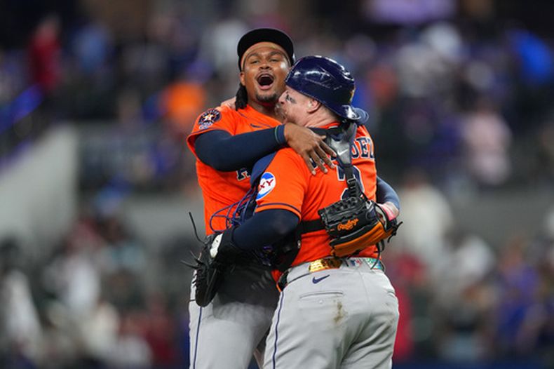 Alimber Santa, izquierda, de los Astros de Houston, reacciona con el receptor Christian Vázquez después de completar un juego sin hits ni carreras combinado sobre los Rangers de Texas, el lunes 25 de mayo de 2026, en Arlington, Texas. (AP Foto/Julio Cortez)