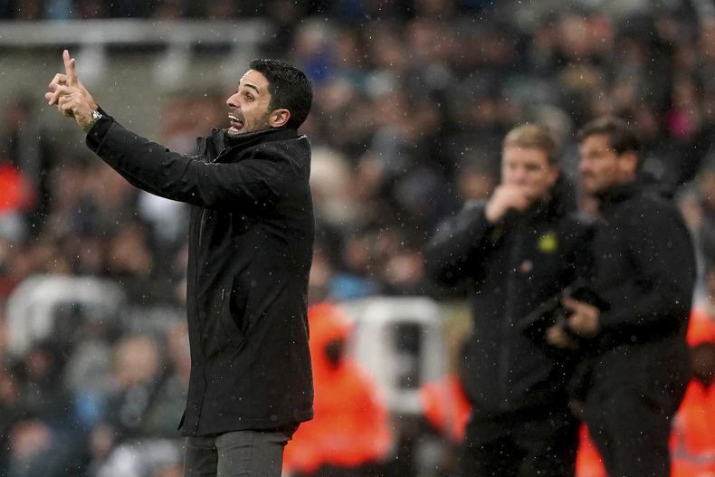 El técnico del Arsenal Mikel Arteta reacciona durante el encuentro ante el Newcastle en la Liga Premier el sábado 4 de noviembre del 2023. (Owen Humphreys/PA via AP)