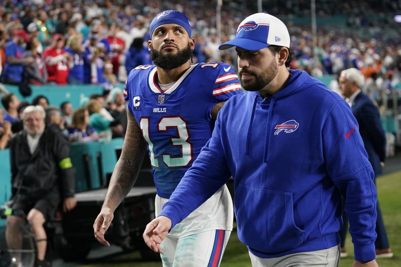 Gabe Davis (13), receptor de los Bills de Buffalo, abandona el terreno durante el partido del domingo 7 de enero de 2024, ante los Dolphins de Miami (AP Foto/Lynne Sladky)
