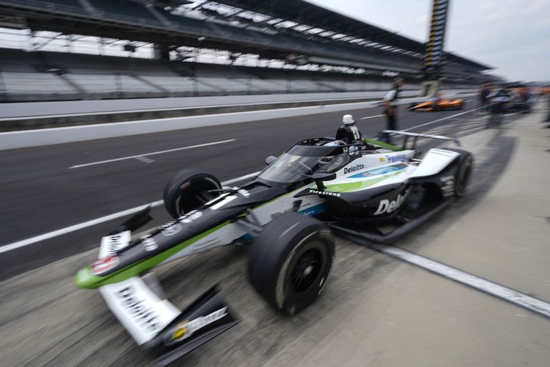 El japonés Takuma Sato deja los pits durante las prácticas para las 500 Millas de Indianápolis, el viernes 19 e mayo de 2023 (AP Foto/Darron Cummings)