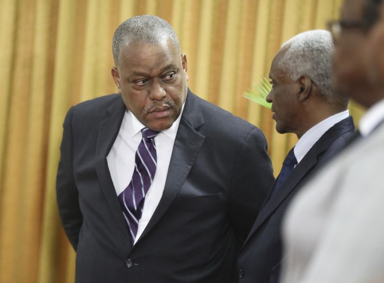 El primer ministro haitiano Garry Conille, izquierda, habla con el presidente del consejo Edgard Leblanc Fils durante su ceremonia de investidura en Puerto Príncipe, Haití, el lunes 3 de junio de 2024. (AP Foto/Odelyn Joseph)