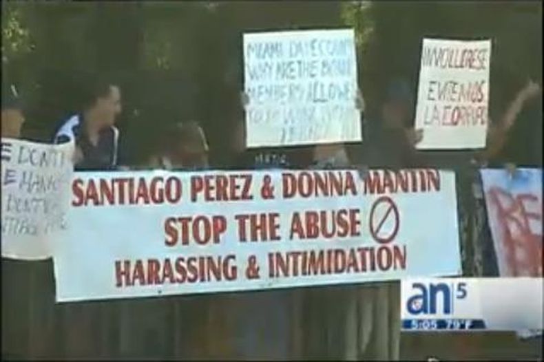 Residentes de un gigantesco complejo de condominios en el noreste de Miami-Dade protagonizaron una airada protesta contra la asociación del lugar.