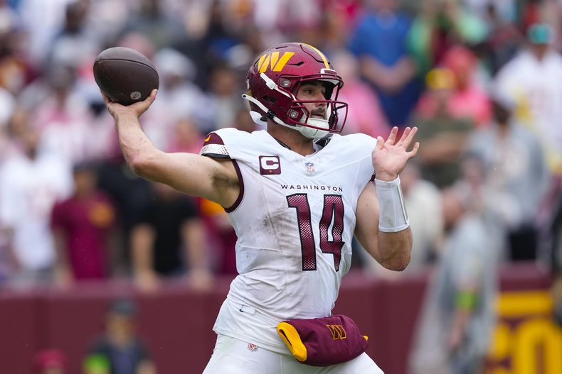 El quarterback Sam Howell (14) de los Commanders de Washington lanza un pase ante los Cardinals de Arizona, el domingo 10 de septiembre de 2023, en Landover, Maryland. (AP Foto/Susan Walsh)