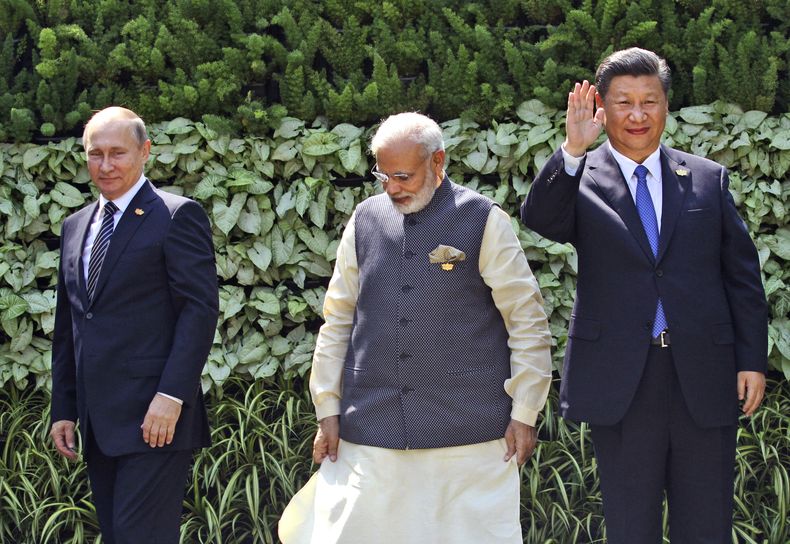 ARCHIVO - El presidente ruso Vladímir Putin, el primer ministro indio Narendra Modi, y el presidente chino Xi Jinping posan al inicio de la cumbre BRICS en Goa, India, el 16 de octubre de 2016. (AP Foto/ Anupam Nath, File)