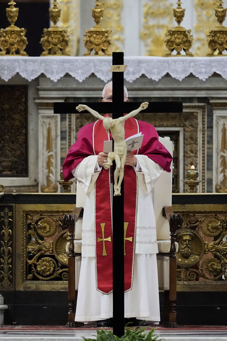 El papa León XIV preside una conmemoración de mártires y testigos de la fe del Siglo XXI junto a representantes de otras iglesias y comuniones cristianas, el domingo 14 de septiembre de 2025, en la Basílica de San Pablo, en el Vaticano. (AP Foto/Gregorio Borgia)