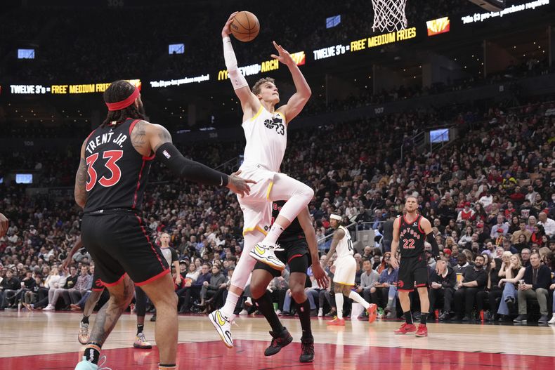 Lauri Markkanen, alero del Jazz de Utah, encesta en el partido del sábado 23 de diciembre de 2023, ante los Raptors de Toronto (Chris Young/The Canadian Press via AP)