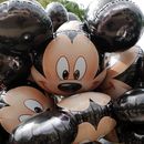 ARCHIVO - Globos de Mickey Mouse en el parque temático de Disneyland París, en Chessy, Francia, el 8 de junio de 2018. (AP Foto/Francois Mori, Archivo)