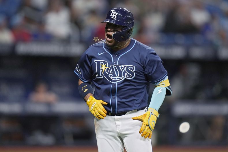 El colombiano de los Rays de Tampa Bay Isaac Paredes reacciona tras conectar un jonrón de tres carreras ante los Rangers de Texas durante la quinta entrada del juego de béisbol el martes 2 de abril de 2024. (AP Foto/Chris OMeara)