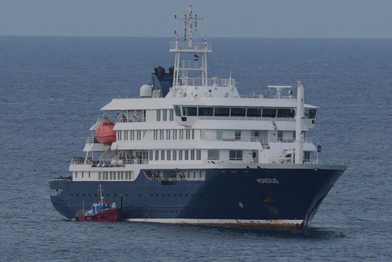 El crucero MV Hondius, anclado en Praia, Cabo Verde, el miércoles 6 de mayo de 2026. (AP Foto/Misper Apawu)