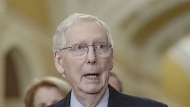 El líder de la minoría del Senado de EEUU, Mitch McConnell, republicano por Kentucky, habla después de un almuerzo político en el Capitolio el martes 27 de febrero de 2024, en Washington. (Foto AP/Mariam Zuhaib)