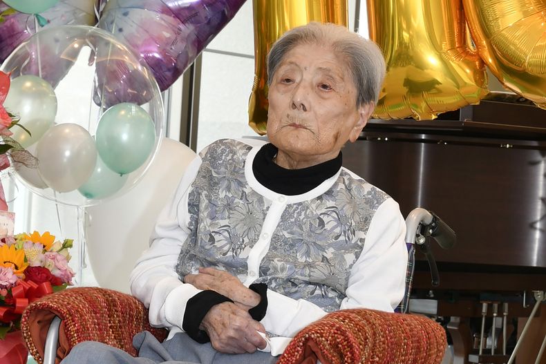 Esta fotografía proporcionada por la ciudad de Ashiya muestra a Tomiko Itooka durante el festejo de su cumpleaños 116, el 23 de mayo de 2024, en el asilo de ancianos en el que vive en Ashiya, en el oeste de Japón. (Ciudad de Ashiya vía AP)