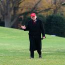 El presidente estadounidense Donald Trump saluda a la prensa en los jardines de la Casa Blanca en Washington el 22 de noviembre del 2025. (AP foto/Jose Luis Magana)