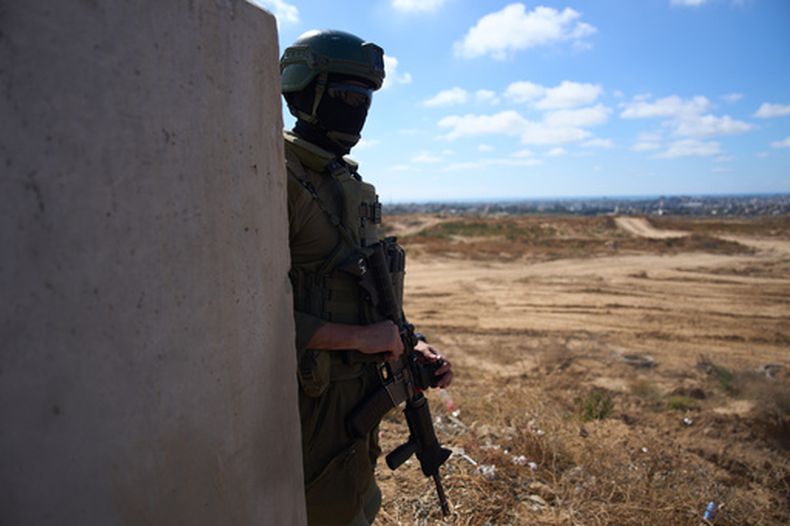 Un soldado israelí ocupa una posición militar con vistas a la llamada Línea Amarilla, en el centro de la Franja de Gaza, el martes 26 de mayo de 2026. (Foto AP/Ariel Schalit)