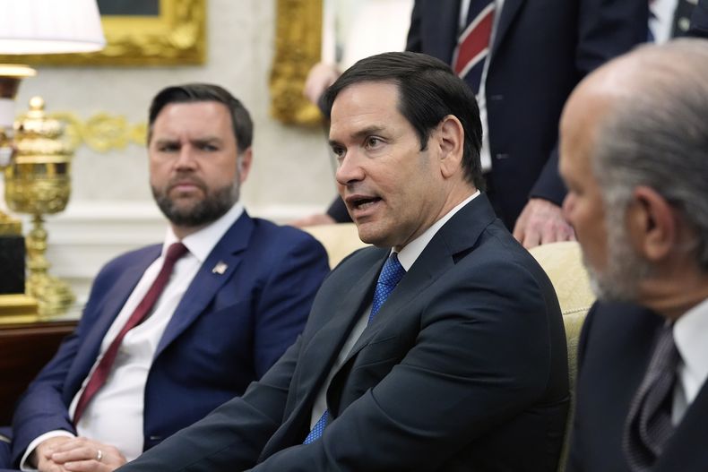 El secretario de Estado, Marco Rubio, habla mientras el vicepresidente JD Vance escucha durante una reunión entre el presidente Donald Trump y el presidente de Corea del Sur, Lee Jae Myung, en la Oficina Oval de la Casa Blanca, el lunes 25 de agosto de 2025 en Washington. (AP Foto/Alex Brandon)