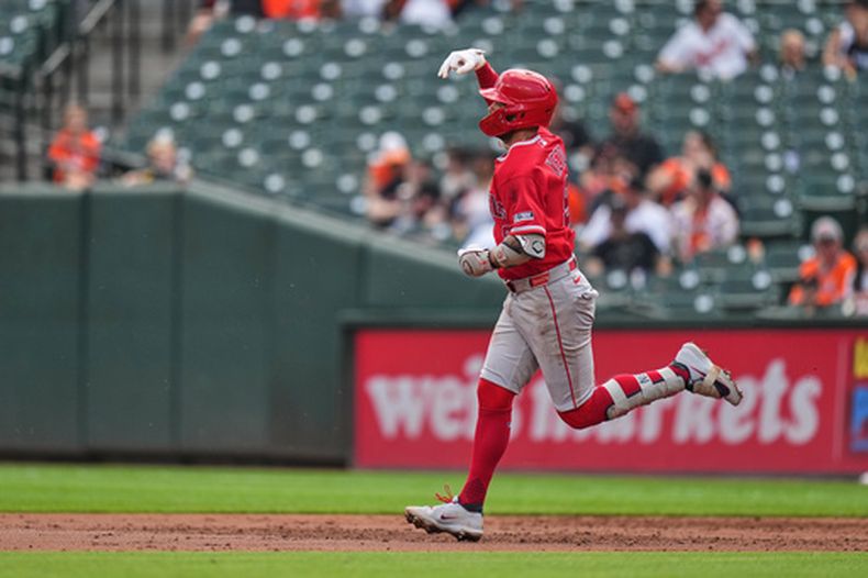 Zach Neto, de los Angelinos de Los Ángeles, recorre las bases tras conectar un jonrón de tres carreras durante la tercera entrada de un partido de béisbol contra los Orioles de Baltimore, el jueves 6 de agosto de 2026, en Baltimore. (Foto AP/Stephanie Scarbrough)