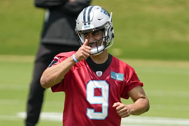 ARCHIVO - El quarterback Bryce Young, de los Panthers de Carolina, asiente con un gesto durante el minicampamento para novatos de la NFL, el viernes 12 de mayo de 2023, en Charlotte, Carolina del Norte. Los Panthers están contando con la primera selección global del draft, Bryce Young, para ponerle fin a una sequía de cinco años sin playoffs. (AP Foto/Chris Carlson, Archivo)