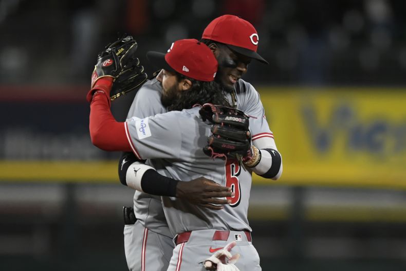 El dominicano Elly de la Cruz (derecha) abraza a Jonathan India, su compañero en los Rojos de Cincinnati, tras el triunfo sobre los Medias Blancas de Chicago, el viernes 12 de abril de 2024 (AP Foto/Paul Beaty)