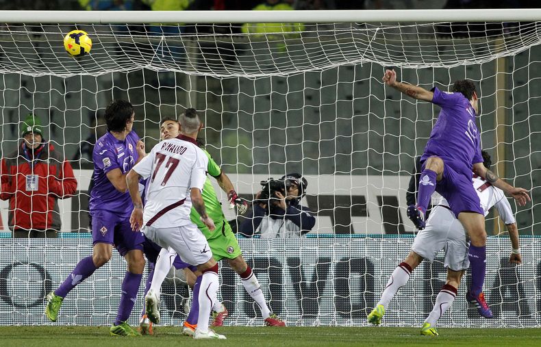 El argentino Gonzalo Rodr&iacute;guez (derecha) remata para marcar el gol de la victoria 1-0 de Fiorentina ante Livorno por la Serie A de Italia el domingo 5 de enero de 2014. (AP Foto/Fabrizio Giovannozzi)