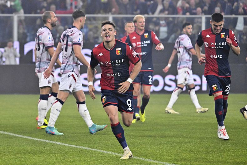 El portugués Vitinha, del Genoa, festeja tras anotar en un partido de la Serie A italiana frente al Bologna, el viernes 24 de mayo de 2024 (Tano Pecoraro/LaPresse via AP)