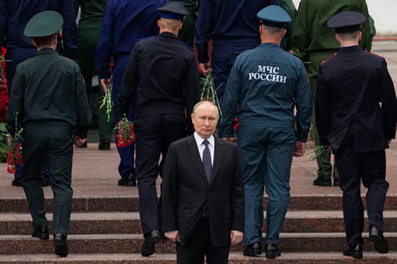 ARCHIVO - El presidente de Rusia, Vladímir Putin, asiste a un acto ante la Tumba del Soldado Desconocido junto a los muros del Kremlin, en Moscú, el 22 de junio de 2026, para conmemorar el 85to aniversario de la invasión de la Alemania nazi de la Unión Soviética durante la Segunda Guerra Mundial. (AP Foto/Alexander Zemlianichenko, Pool, archivo)
