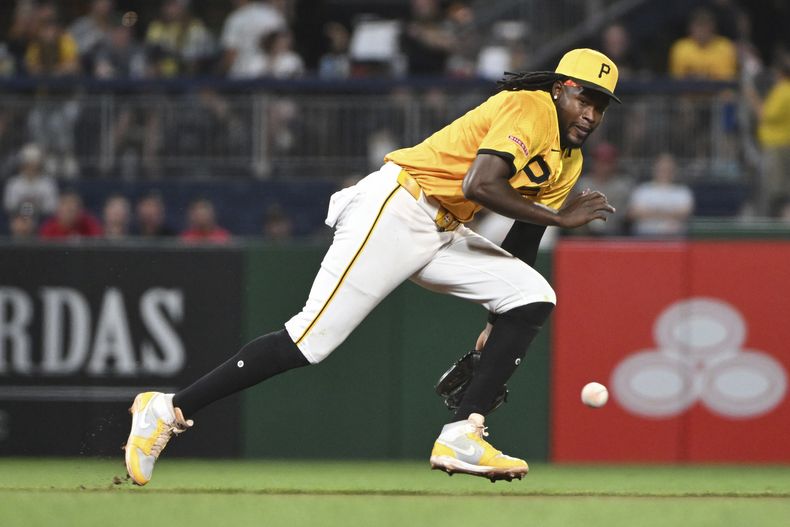 El campocorto dominicano de los Piratas de Pittsburgh, Oneil Cruz se dirige hacia una bola conectada por Ty France de los Rojos de Cincinnati, en el octavo episodio del juego de béisbol, el viernes 23 de agosto de 2024, en Pittsburgh. (AP Foto/Barry Reeger)