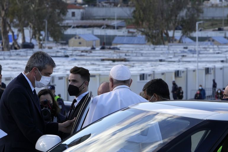 Francisco visita isla griega en centro de debate migratorio