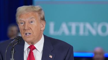 El candidato republicano a la presidencia, el expresidente Donald Trump, participa en un evento con líderes latinos el martes 22 de octubre de 2024, en Doral, Florida. (AP Foto/Alex Brandon)